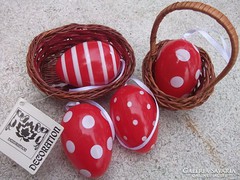 piros tojás-húsvéti tojás kosárkában