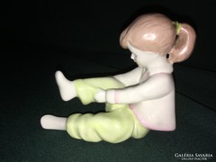 Aquincum zöld nadrágos cipőhúzó kislány porcelán figura