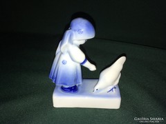 Régi tyúkot etető Zsolnay porcelán figura kék kendős
