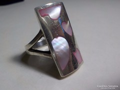 Nagyméretű , modern rózsaszín gyöngyház berakású ezüst gyűrű