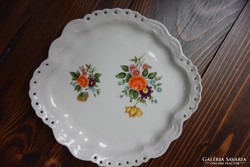 Csipkés virágos porcelán tálka  Kézműipari Iskola Kispest