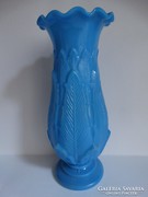 Antik, kék opálüveg váza levéldíszítéssel