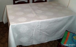 Fehér damaszt asztalterítő, abrosz, 154/123 cm