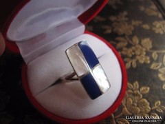 Posztmodern - csiszolt lápisz lazuli, gyöngyház ezüst gyűrű