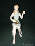 Hollóházi gyümölcs válogató lány porcelán figura 
