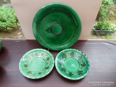 Zöld szinű csákvári tál és tányérok