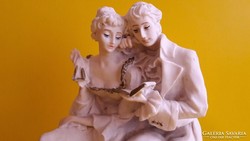 Barokk stílusú olvasó szerelmespár szobor figura