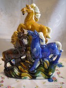 Színes kerámia ló szobor lovak