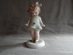 Bodrogkeresztúri katicás kislány, porcelán szobor.