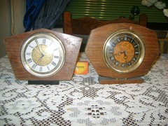 Két darab retro fatokos asztali óra 