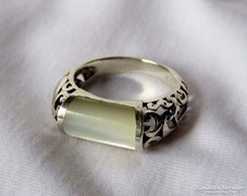 Mesés ezüst gyűrű gyöngyházzal, csipkeszerű mintával