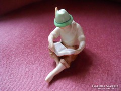 Porcelán olvasó fiú