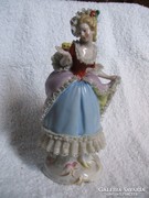 Antik drezdai csipke porcelán hölgyfigura pillangóval 