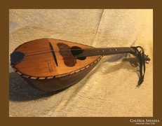 Gyönyörű állapotban lévő mandolin