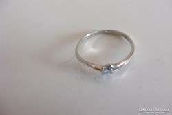 Ezüst gyűrű gyémánt hatású cirkonnal.