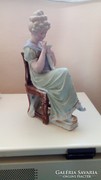 Ülő és varró biszkit porcelán figura