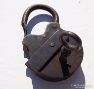 Antik kovácsoltvas lakat, kulccsal működő zárral - 10