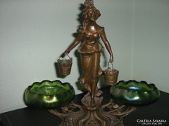 Bronzosított fém szobor különleges zöld üveg kiegészítővel.