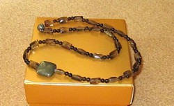 FÜSTKVARC szögletes nyaklánc PIRIT kővel