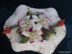 Capodimonte-bidermaier plasztikus virágos bonbonier