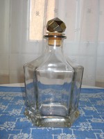 Különleges hatszög alakú whiskey-s palack