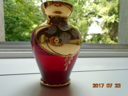 Rubin vörös üveg-bohémiai kis váza,kézzel aranyozott-zománcozott-rátétes virág-levél mintával