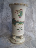 Meisseni barokk lábakon álló sárkányos porcelán váza, vitrin állapot.