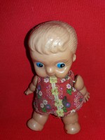 1960-as évek celluloid trafikáru fiú baba gyári ruhatévesztéssel ritka és szép állapot 15cm