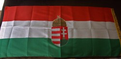 Nemzeti színű zászló címerrel-nagy méretű