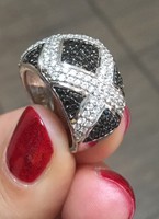 Fekete-fehér sok apró köves ezüst gyűrű