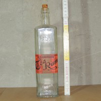'A legfinomabb Tea Rum" címkés likőrösüveg