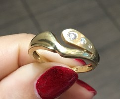 14 karátos női arany gyűrű 3 apró kővel