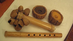 Különleges afrikai hangszerek(csörgős + fúvós)bambuszból,keményfa termésből.+2db.kókuszhéj gyertyat.