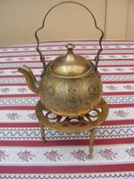 Csodálatos, cizellált, antik réz teáskanna szintén réz, három lábú szépséges alátét állvánnyal