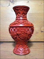 Régi kínai cinóber váza hagyományos kínai mintával 