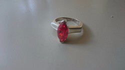 Ezüst gyűrű, különleges fazonú, piros köves 925