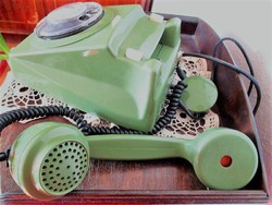 Tárcsás zöld telefon a 70-80-s évekből
