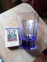 1 db Moser jellegű , liláskék pohár , hibátlan állapotban . 9 cm magas , szájánál 6 cm széles .