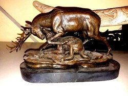 Szarvas és a farkas harca - bronz szobor