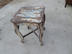 antik koptatott stilusú kisasztal
