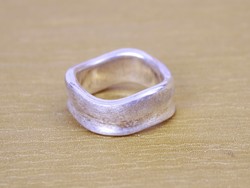 Különleges tervezésű, hullámos szélű ezüst gyűrű