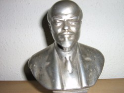 Lenin mell szobor.