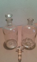 Két régi patikaüveg az eggyik lapracsiszolt dugós és egy speciális dugó egyben