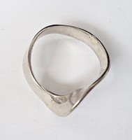 Széles csavart gyűrű