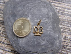 Aranymedál, horoszkópos medál, mérleg,kis kővel, 14 karátos, 0,7 gramm
