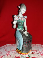 Hollóházi gyönyörű ritka kézi festésű hímző Matyó nő porcelán figura 25 X 12 X 10 cm