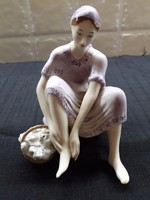 Arpo tisztálkodó lány porcelán figura