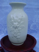 Bézs színű művészi porcelán váza Rosa Ljung alkotása