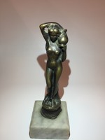 A Vízhordó nő bronz szobor