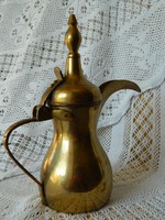 Régi hagyományos réz arab kávé kiöntő, kancsó